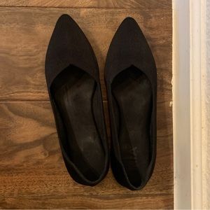 MIA Black pointy flats in 8, gently worn